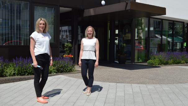 <p>Schulschöffin Anne-Marie Hermann (links) ist froh, in Kathleen Schaus eine neue Schulleiterin gefunden zu haben.</p>