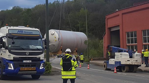 <p>Für die Entladung der teilweise sehr schweren Komponenten musste die Straße gesperrt werden.</p>