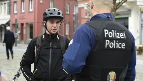 <p>Die Polizei geht auf Tuchfühlung.</p>