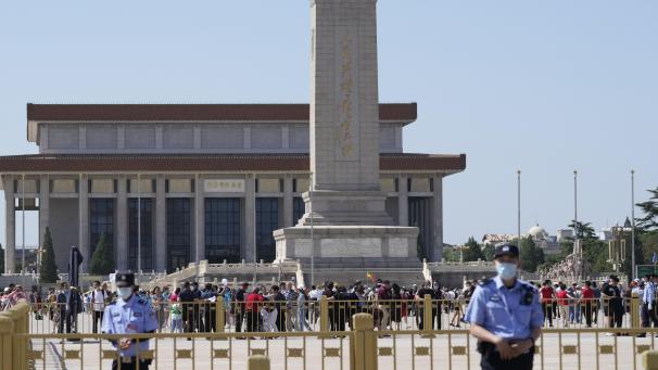<p>Chinesische Polizisten stehen am Platz des Himmlischen Friedens (Tian'anmen) am 32. Jahrestag der blutigen Niederschlagung der Demokratiebewegung.</p>