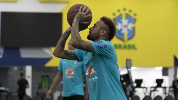 <p>Ist nicht nur mit den Füßen, sondern auch mit den Händern sportlich begabt: Brasiliens Fußball-Star Neymar.</p>