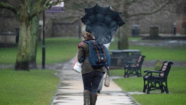 <p>Am Freitag wird es hierzulande stürmisch: Das KMI hat eine Unwetterwarnung herausgegeben.</p>