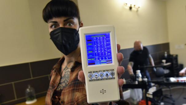 <p>Anhand von CO2-Messgeräten kann man die Luftqualität in geschlossenen Räumen überprüfen.</p>