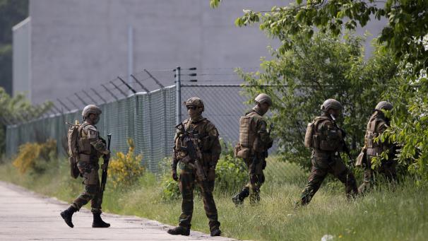 <p>Am Freitag suchten Soldaten im Nationalpark Hoge Kempen nach Jürgen Conings.</p>