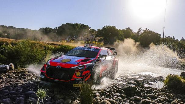 <p>Thierry Neuville in seinem Hyundai i20 Coupe WRC während der Rallye Sardinien am Freitag</p>