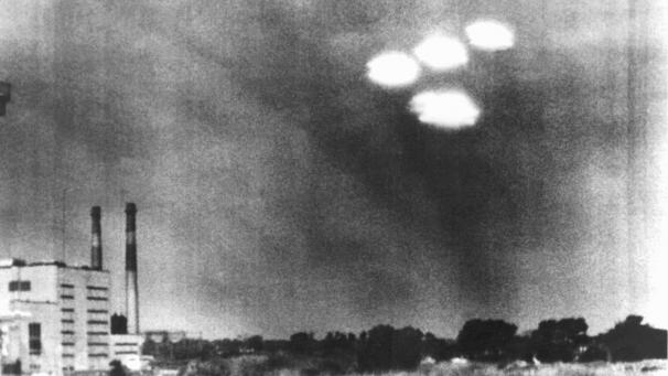 <p>Vier in Formation fliegende „Objekte“ über der Stadt Salem im US-Bundesstaat Massachusetts wurden von einem Kameramann der amerikanischen Küstenwache am 16. Juli 1952 um 9 Uhr 35 vormittags beobachtet.</p>