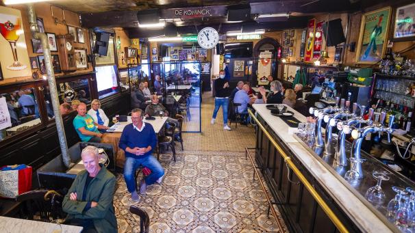 <p>Die einheitliche Sperrstunde für die Innen- und Außenbereiche der Horeca-Betriebe ist ab dem 9. Juni 23.30 Uhr</p>