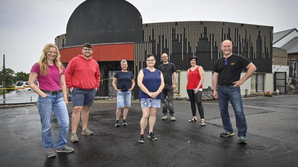 <p>Maud Jansen (l.), Gaby Bühler (3.v.l.), Oliver Jansen (3.v.r) und René Xhonneux (r.) betreiben die Fritüre „Mützhagen“, wie sie eigentlich heißt. Mitarbeiterin Brigitte Hamel (Mitte) gehört bereits seit 29 Jahren zum Team.</p>