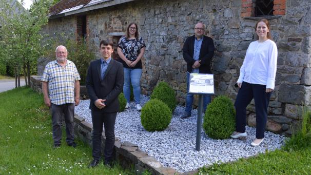 <p>Bernd Spoden, Gary Jost, Jessica Held, Stephan Wiesmes und Isabelle Weykmans (v.l.n.r.) nahmen am Freitag die neue historische Tafel am Haus Jierten in Schoppen in Augenschein.</p>