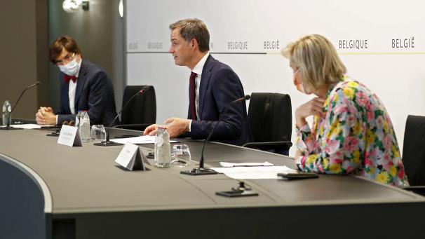 <p>Pressekonferenz nach dem Konzertierungsausschuss erstmals mit Dame: Premier De Croo (M.), flankiert vom wallonischen Ministerpräsidenten Elio Di Rupo und der stellvertretenden Regierungschefin Flanderns, Hilde Crevits.</p>