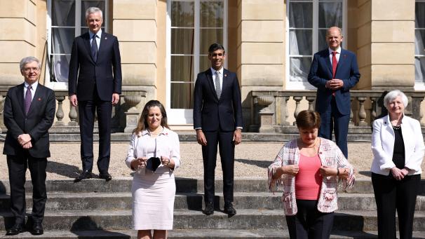 <p>Daniele Franco (l-r), Wirtschafts- und Finanzminister von Italien, Bruno Le Maire, Wirtschafts- und Finanzminister von Frankreich, Chrystia Freeland, Finanzministerin von Kanada, Rishi Sunak, Finanzminister von Großbritannien, Kristalina Georgiewa, geschäftsführende Direktorin des Internationalen Währungsfonds (IWF), Olaf Scholz (SPD), Deutscher Bundesminister der Finanzen, und Janet Yellen, Finanzministerin der USA, stehen für ein Gruppenbild der G7-Finanzminister im Lancaster House zusammen.</p>