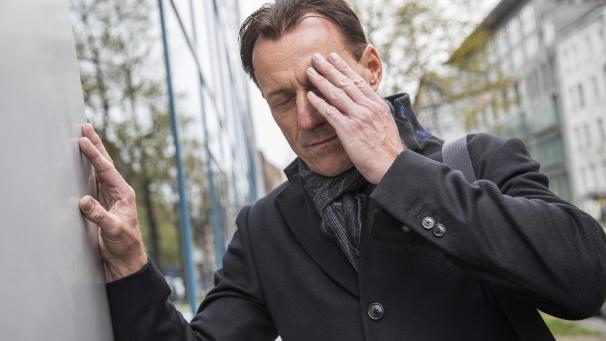 <p>Zu den Spätfolgen einer Covid-Erkrankung gehören wiederkehrende Kopfschmerzen. Foto: Christin Klose/dpa</p>