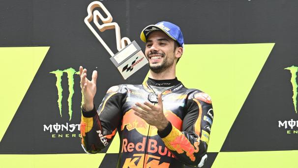 <p>Miguel Oliveira feiert seinen Sieg.</p>