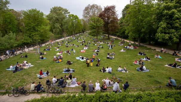 <p>Am 9. Juni tritt die erste Phase des Sommerplans in Kraft, mit Lockerungen in vielen Bereichen. Es gelten auch neue Regeln beim Social Distancing.</p>