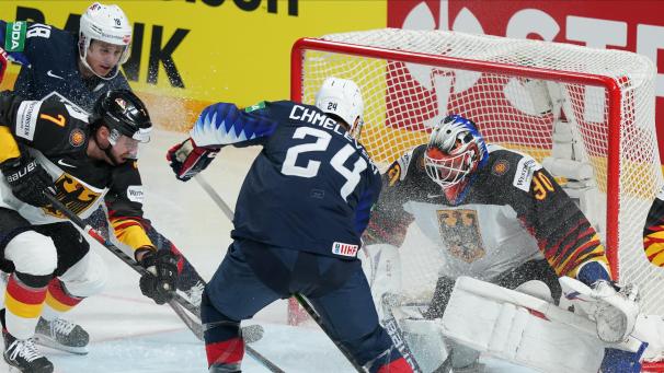 <p>Deutschlands Felix Brückmann (r) und Maximilian Kastner (l) verteidigen das Tor vor US-Spieler Sasha Chmelevski.</p>