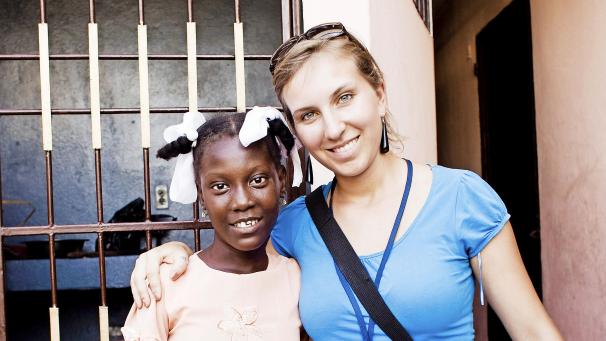 <p>Die Eupenerin Alice Smeets mit ihrem haitianischen Schützling Landa Jerome.</p>