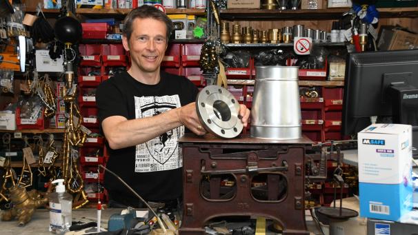 <p>Freddy Tilgemkamp im Herzstück seines Betriebs. Stolz ist er auf eine Waage, die sogar älter ist als das Familienunternehmen.</p>