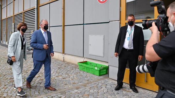 <p>Bei der Landtagswahl im ostdeutschen Bundesland Sachsen-Anhalt haben die regierenden Christdemokraten klar die Nase vorn. Hier CDU-Ministerpräsident von Sachsen-Anhalt, Reiner Haseloff, und seine Ehefrau Gabriele Haseloff</p>