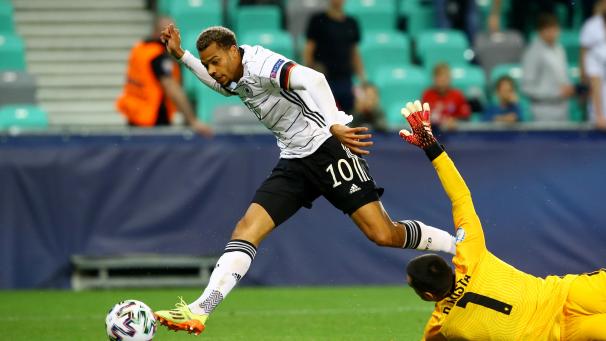 <p>Lukas Nmecha erzielt das entscheidende Tor zum Titel.</p>