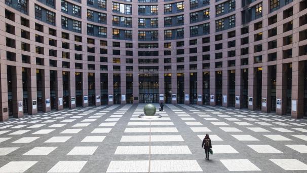 <p>Der Innenhof des Louise-Weiss-Gebäudes des Europäischen Parlaments in Straßburg</p>