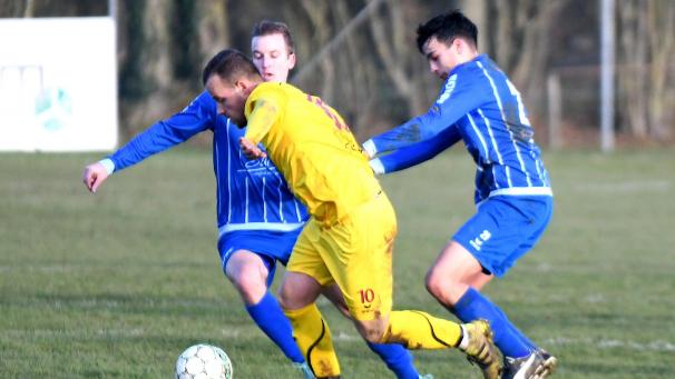 <p>Benoit Laschet (am Ball) wechselt zum FC Eupen.</p>