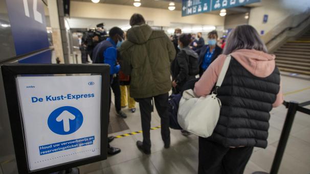 <p>Warteschlange für den „Küsten-Express“ im Brüsseler Südbahnhof.</p>