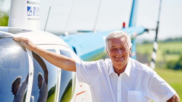 <p>Der Unternehmer, Weltenbummler und Stiftungsgründer Reiner Meutsch steht vor seinem Helikopter. In elf Jahren hat der Westerwälder hunderte Schulen in Entwicklungsländern gebaut. Gerade entsteht die 500. Schule in Togo</p>