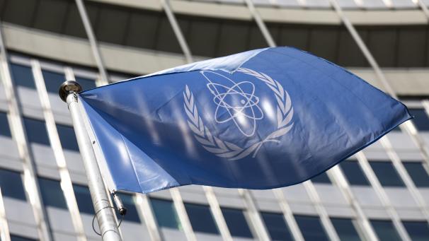 <p>Die Flagge der Internationalen Atomenergie-Organisation, IAEA, weht am Eingang des Vienna International Center.</p>