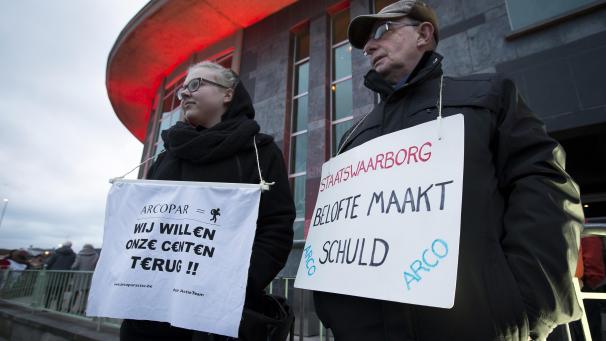 <p>„Wir wollen unser Geld zurück“ und „Was man versprochen hat, muss man auch halten“: Arco-Genossenschaftler protestieren zum Neujahrsempfang 2016 der flämischen Christdemokraten (CD&amp;V).</p>