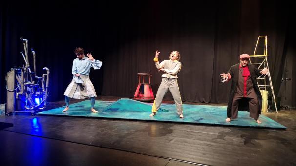 <p>Minimalistische Bühne, starke Gestik und Mimik: (v.l.) Nikita Zolota, Matthias Weiland und Sascha Bauer</p>