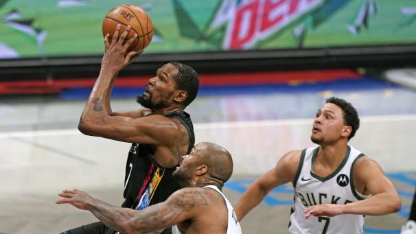 <p>Brooklyn Nets-Forward Kevin Durant (7) geht zum Wurf hoch, während Milwaukee Bucks-Forward P.J. Tucker (17) und Guard Bryn Forbes (7) während des dritten Viertels nur noch zusehen können.</p>