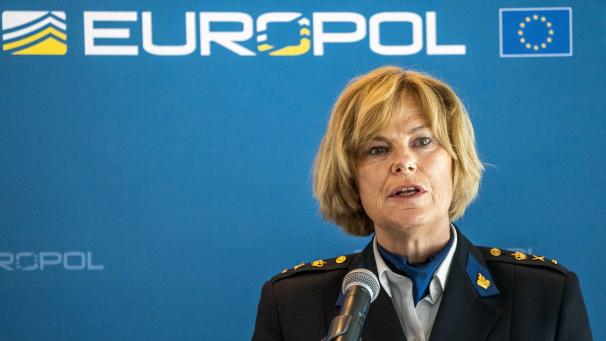 <p>Jannine van den Berg, Polizeipräsidentin der niederländischen Polizei, spricht während einer Europol Pressekonferenz zur bisher größten internationalen Aktion von Polizei und Justiz gegen die organisierte Kriminalität.</p>