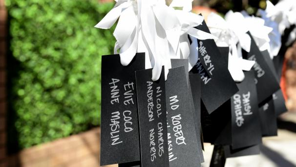 <p>Schilder mit Namen von Passagieren, die an Bord der Malaysia Airlines MH17 ihr Leben verloren haben, hängen zwischen Bäumen vor dem Gebäude des Generalkonsulats der Russischen Föderation. Fast 300 Menschen starben vor fünf Jahren beim Abschuss der Maschine.</p>