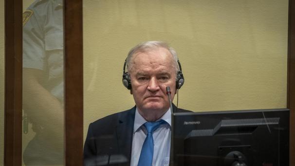 <p>Der ehemalige bosnisch-serbische Militärchef Ratko Mladic im Gerichtssaal. Er ist wegen des Völkermords von Srebrenica auch in letzter Instanz zu lebenslanger Haft verurteilt worden.</p>