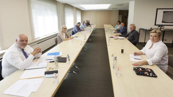 <p>Vertreter der Gewerkschaften (r.) und der Arbeitgeberverbände (l.) am Verhandlungstisch der sogenannten Zehnergruppe.</p>