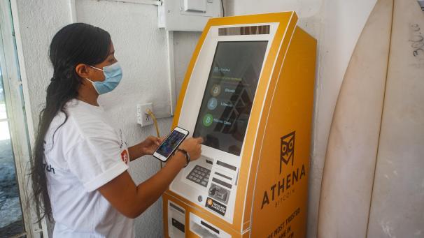 <p>Eine Frau hebt in Chiltuipan Geld von einem Bitcoin-Automaten ab: El Salvador will die Kryptowährung Bitcoin zu einem gesetzlichen Zahlungsmittel machen.</p>