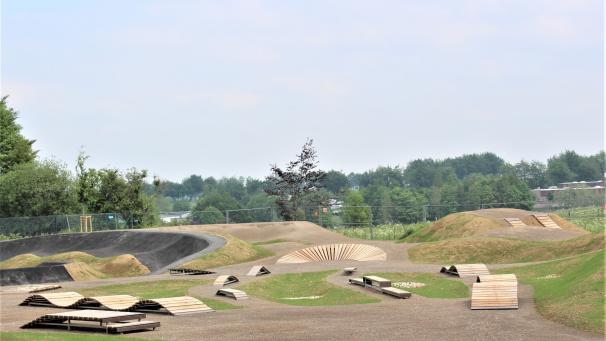 <p>Die Arbeiten stehen am Sportplatz in Kalterherberg kurz vor dem Abschluss.</p>