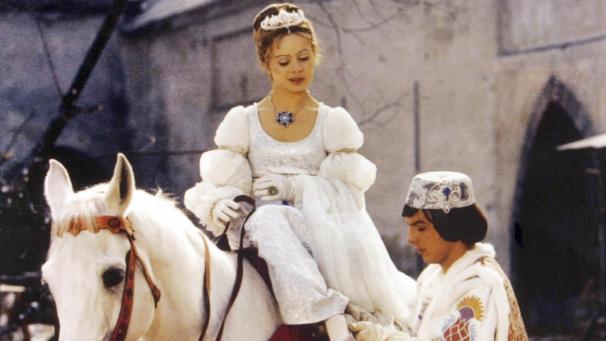 <p>Der Prinz (Pavel Travnicek) passt Aschenbrödel (Libuse Safrankova) im Film „Drei Haselnüsse für Aschenbrödel“ den verlorenen Schuh an (undatierte Filmszene).</p>