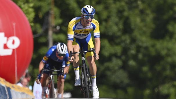 <p>Robbe Ghys gewann in Maarkedal vor Remco Evenepoel (links).</p>