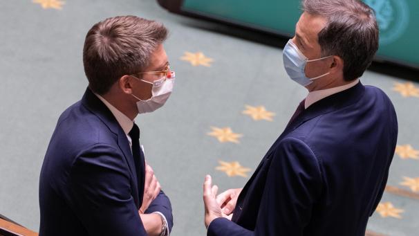 <p>Premier De Croo (r.) und Arbeitsminister Dermagne sind glücklich über die Einigung de Sozialpartner, wissen aber, dass die Rechnung gesalzen sein wird.</p>