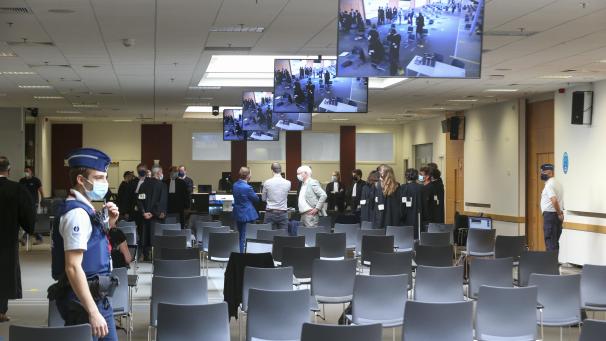 <p>Nur wenige Genossenschaftler fanden sich zum Auftakt des Prozesses im Gerichtssaal im ehemaligen NATO-Gebäude ein.</p>