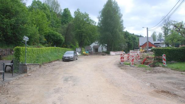 <p>Im Bereich des Schönberger Pfarr- und Seniorendorfhauses (links im Hintergrund) entstehen an beiden Seiten der Straße neue Parkplätze.</p>