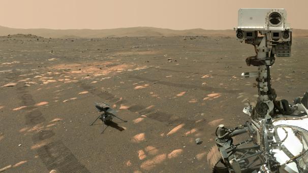 <p>Dieses Handout der US-Raumfahrtbehörde Nasa zeigt den US-Rover „Perseverance“ (r) neben dem Mini-Hubschrauber „Ingenuity“ auf dem Mars.</p>