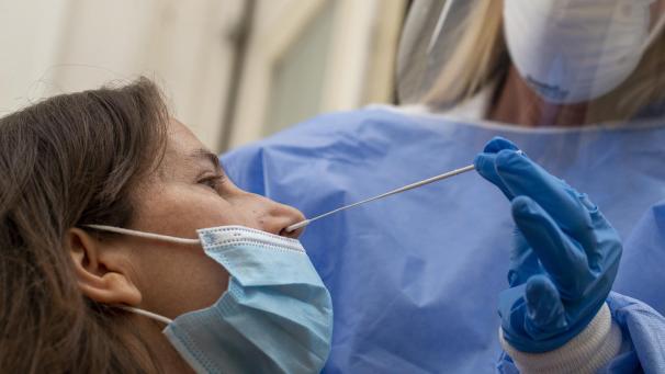 <p>Covid-Tests in Brüssel: Pascale Baudimont lehnt die Corona-Maßnahmen als unverhältnismäßig ab.</p>