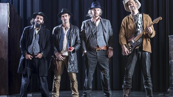 <p>An diesem Wochenende startet die 20. Ausgabe des Scenario Festivals in Eupen. Vom 12. Juni bis zum 8. August wird erneut Theater, Tanz und Zirkus für jedes Alter in den Räumlichkeiten des Kulturzentrums Alter Schlachthof Eupen angeboten. Dazu gehört auch die Western-Parodie „‚Longjohn – Mann sein ist nicht einfach“.</p>