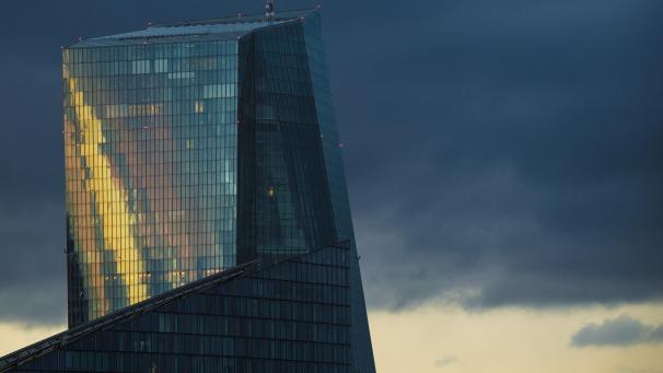 <p>Das Licht der untergehenden Sonne spiegelt sich in der Glasfassade der Europäischen Zentralbank (EZB).</p>
