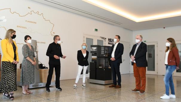 <p>Als Sprecher der Bürgerversammlung stellte Bernd Scherer (3.v.l.) die Ergebnisse der bisherigen Treffen rund um das Thema „Inklusion macht Schule» vor, ehe Ausschussvorsitzende Liesa Scholzen, PDG-Präsident Karl-Heinz Lambertz und Ministerpräsident Oliver Paasch (v.r.n.l.) der Katalog mit den Empfehlungen der Bürgerversammlung überreicht wurde.</p>