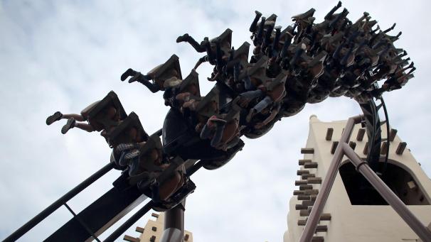 <p>Besucher fahren im Freizeitpark Phantasialand mit einer Achterbahn. Am Donnerstag öffnete der Freizeitpark nach der Corona-Pause wieder.</p>