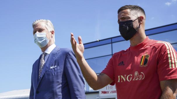 <p>König Philippe und Eden Hazard am Donnerstag in Tubize.</p>