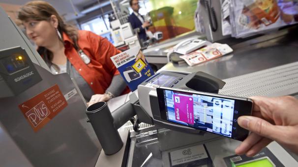 <p>Mit dem Smartphone ist eine der Möglichkeiten des elektronischen Bezahlens.</p>